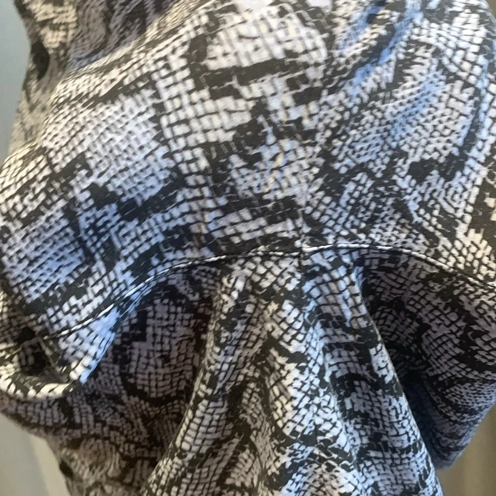 Urban Outfitters Snake Skin Design Button Down Shortsleeved Top Size Small - Picture 7 of 13